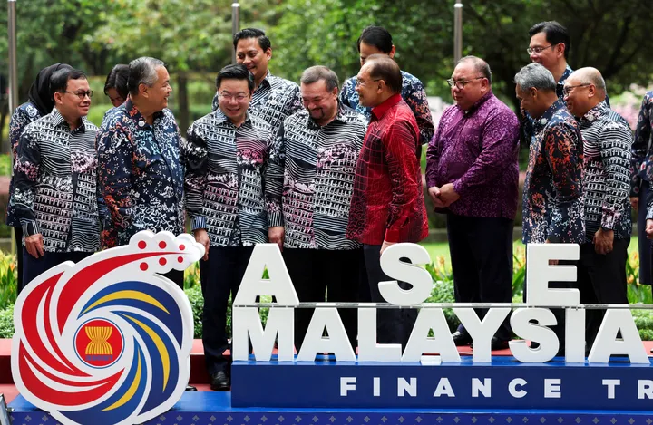 ASEAN terjebak di antara pertarungan adik-kakak AS dan China untuk supremasi perdagangan